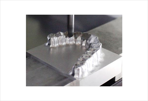 (Figure 3)Tailor-made processing of dental prostheses by prototype machine