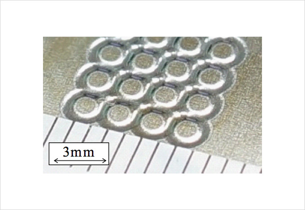 (Figure 2)Mirror like surface machining by translating electrolyte jet (φ0.42mm,feed speed:0.5mm/s,current:217A/cm²)