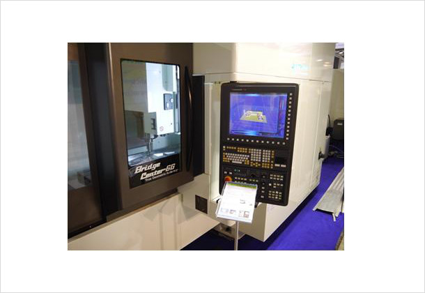 （図2）EMOショーに出展した知能化工作機械の第1次試作機